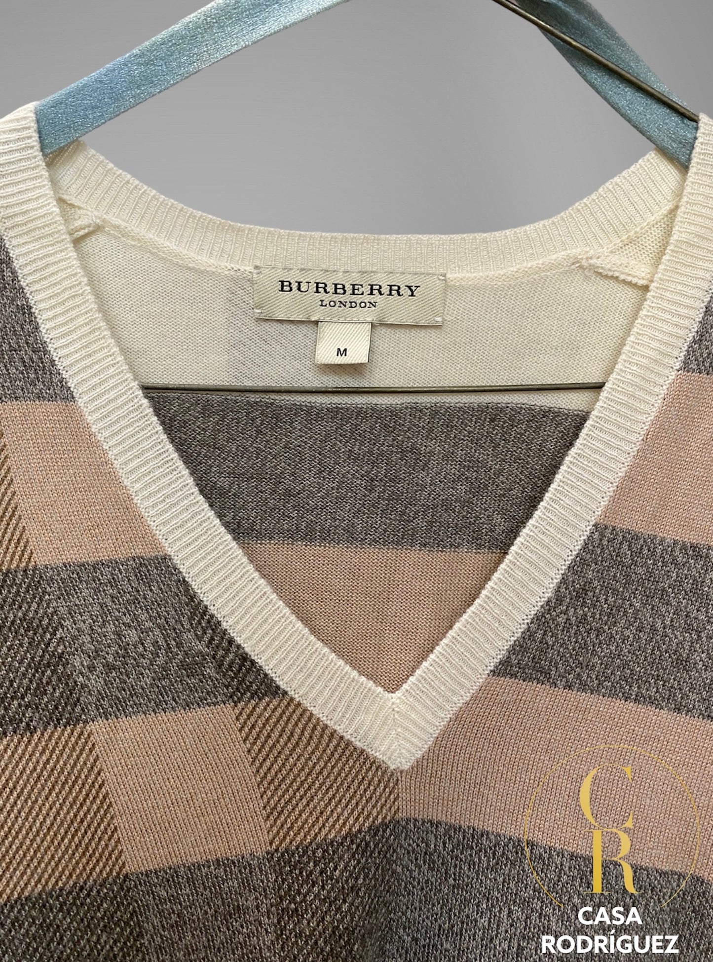 Suéter cuello V cuadros Burberry
