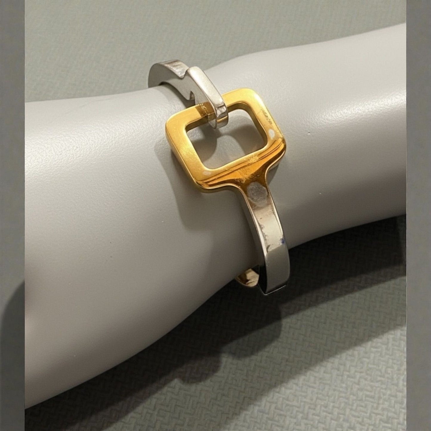 Brazalete Rígido Tane Cuadro