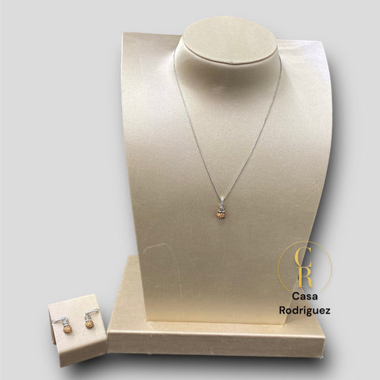 Conjunto de aretes con collar.